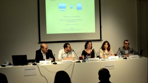 Jornada Noves narratives al Col·legi de Periodistes de Catalunya, organitzada per Nereida Carrillo i Sílvia Majó, en una taula rodona amb Víctor Pascual, analista de dades i consultor de visualització de dades, Idoia Sota, CEO d'Acuerdo, i Jordi Àvila, activista gastronòmic de la revista per a iPad Sentits, i Saül Gordillo, cap de continguts digitals d'El Periódico. Barcelona. 20 de març de 2014