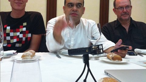 Sopar-col·loqui #marimuntanya amb Genís Roca, presentat pel periodista Saül Gordillo, al restaurant El Hogar Gallego i els membres de la Llopasfera. Calella. 19 d'octubre de 2012