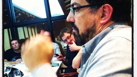 Sopar-col·loqui #marimuntanya amb Genís Roca, presentat pel periodista Saül Gordillo, al restaurant El Hogar Gallego i els membres de la Llopasfera. Calella. 19 d'octubre de 2012