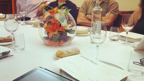 Sopar-col·loqui #marimuntanya amb Genís Roca, presentat pel periodista Saül Gordillo, al restaurant El Hogar Gallego i els membres de la Llopasfera. Calella. 19 d'octubre de 2012