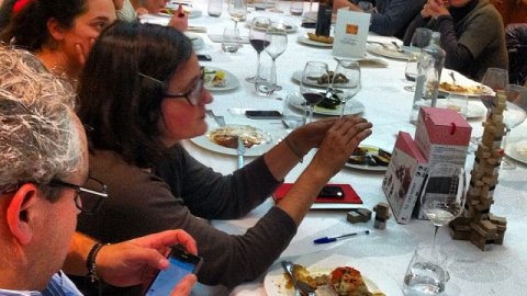 Sopar-col·loqui #marimuntanya amb Ana Tarragona, que explica el Nan Casteller, als membres de la Llopasfera, al restaurant El Hogar Gallego. Calella. 13 de desembre de 2013