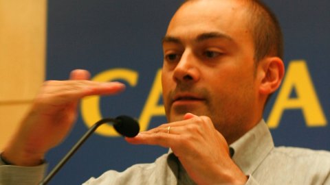 Intervenció del periodista Saül Gordillo a la sala d'actes Caixa Laietana en la IV Jornada Valors i Compromís, que organitza la revista Valors. Més connectats, més comunicats? és el títol de la jornada, en què intervenen el director adjunt d'El Periódico, Albert Sáez; el psicòleg Xavier Guix, autor del llibre Ni m'explico, ni m'entens; i el filòsof Francesc Grané, director d'Eurologs Media. Mataró. 28 de maig de 2011