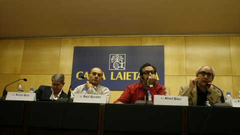 Intervenció del periodista Saül Gordillo a la sala d'actes Caixa Laietana en la IV Jornada Valors i Compromís, que organitza la revista Valors. Més connectats, més comunicats? és el títol de la jornada, en què intervenen el director adjunt d'El Periódico, Albert Sáez; el psicòleg Xavier Guix, autor del llibre Ni m'explico, ni m'entens; i el filòsof Francesc Grané, director d'Eurologs Media. Mataró. 28 de maig de 2011