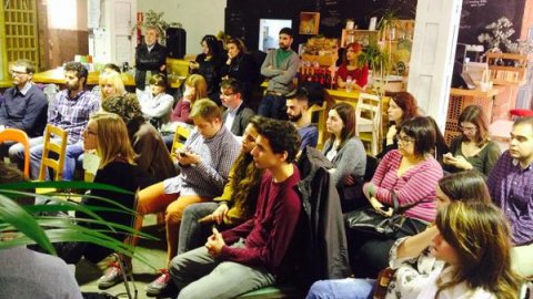 Debat sobre el sobiranisme als mitjans de comunicació, organitzat per Marta Aguilar i Víctor F. Clares en les trobades de periodistes Vermut i Periodisme a Betahaus de Gràcia. Intervenen Liz Castro, escriptora estatunidenca, Jordi Pons, periodista de política de TV3, Leonor Mayor, periodista col·laboradora de Diario Crítico, Saül Gordillo, periodista i cap de continguts digitals d’El Periódico de Catalunya, i Marc Martínez Amat, periodista i cap de política de RAC1. Barcelona. 7 de març de 2015
