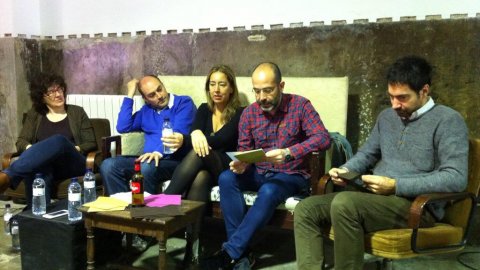 Debat sobre el sobiranisme als mitjans de comunicació, organitzat per Marta Aguilar i Víctor F. Clares en les trobades de periodistes Vermut i Periodisme a Betahaus de Gràcia. Intervenen Liz Castro, escriptora estatunidenca, Jordi Pons, periodista de política de TV3, Leonor Mayor, periodista col·laboradora de Diario Crítico, Saül Gordillo, periodista i cap de continguts digitals d’El Periódico de Catalunya, i Marc Martínez Amat, periodista i cap de política de RAC1. Barcelona. 7 de març de 2015