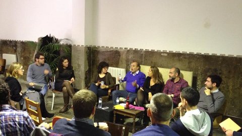Debat sobre el sobiranisme als mitjans de comunicació, organitzat per Marta Aguilar i Víctor F. Clares en les trobades de periodistes Vermut i Periodisme a Betahaus de Gràcia. Intervenen Liz Castro, escriptora estatunidenca, Jordi Pons, periodista de política de TV3, Leonor Mayor, periodista col·laboradora de Diario Crítico, Saül Gordillo, periodista i cap de continguts digitals d’El Periódico de Catalunya, i Marc Martínez Amat, periodista i cap de política de RAC1. Barcelona. 7 de març de 2015