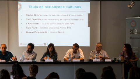 Debat sobre comunicació cultural amb Toni Puntí (TV3), Ignacio Orovio (La Vanguardia), Laura Serra (Ara), Bernat Puigtobella (Núvol) i Saül Gordillo (El Periódico), moderat per Cristina Salvador (aPortada), al Centre Arts Santa Mònica. Barcelona. 2 de juliol de 2014