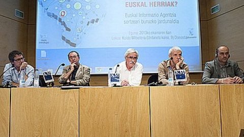 Jornada per impulsar l'agència d'informació basca, amb el catedràtic de Comunicació de la UPV/EHU Ramón Zallo; el professor de Periodisme de la UPV/EHU Txema Ramirez de la Piscina; el director general d'Hamaika Telebista i exconseller delegat d'Euskaldunon Egunkaria, Iñaki Uria; Saül Gordillo, exdirector de l'Agència Catalana de Notícies; i l'exsubdirector d'El Periódico de Alava i experiodista d'Egin, Oskar Bañuelos. Donostia. 6 de juny del 2013