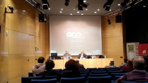 Jornada per impulsar l'agència d'informació basca, amb el catedràtic de Comunicació de la UPV/EHU Ramón Zallo; el professor de Periodisme de la UPV/EHU Txema Ramirez de la Piscina; el director general d'Hamaika Telebista i exconseller delegat d'Euskaldunon Egunkaria, Iñaki Uria; Saül Gordillo, exdirector de l'Agència Catalana de Notícies; i l'exsubdirector d'El Periódico de Alava i experiodista d'Egin, Oskar Bañuelos. Donostia. 6 de juny del 2013