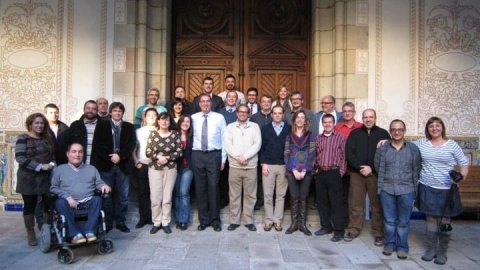 Homenatge sorpresa d'un grup de blocaires i tuitaires al president del Parlament Ernest Benach per la seva activitat 2.0 i compromís amb la digitalització de la cambra i de la política catalana. Barcelona. 14 de gener de 2011