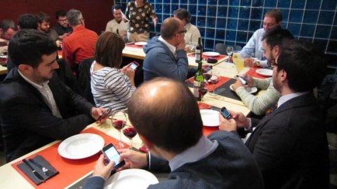 Homenatge sorpresa d'un grup de blocaires i tuitaires al president del Parlament Ernest Benach per la seva activitat 2.0 i compromís amb la digitalització de la cambra i de la política catalana. Barcelona. 14 de gener de 2011