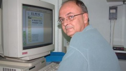 Manuel Cuyàs a la redacció d'El Punt del Maresme, al camí de la Geganta. Mataró. 1995