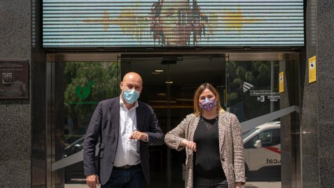 El director de Catalunya Ràdio, Saül Gordillo, rep l’alcaldessa de Figueres, Agnès Lladó, a l'emissora. Barcelona. 19 de maig de 2021