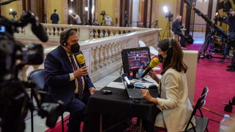 El matí de Catalunya Ràdio, de Laura Rosel, entrevista Oriol Junqueras, que aprofita un permís penitenciari per assistir al Parlament de Catalunya, on Catalunya Ràdio fa un programa especial amb motiu del ple d'investidura de Pere Aragonès com a 132è president de la Generalitat. Barcelona. 21 de maig de 2021