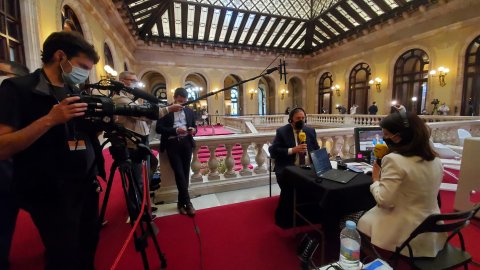 El matí de Catalunya Ràdio, de Laura Rosel, entrevista Oriol Junqueras, que aprofita un permís penitenciari per assistir al Parlament de Catalunya, on Catalunya Ràdio fa un programa especial amb motiu del ple d'investidura de Pere Aragonès com a 132è president de la Generalitat. Barcelona. 21 de maig de 2021