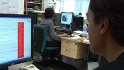 El periodista d'El Punt Saül Gordillo, en un reportatge de Vilaweb TV titulat 'Jo faig un bloc', a la redacció del carrer Tàpies. Barcelona. 13 de setembre de 2006 