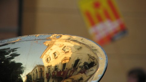 L'Ajuntament de Mataró, reflectit en un instrument, i en segon terme un cartell contrari a la bandera espanyola. Les Santes. Mataró. 25 de juliol de 2008
