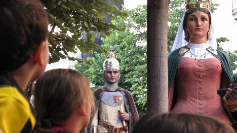 En Robafaves i la Geganta, i mainada atenta en primer terme, a La Crida. Les Santes. Mataró. 25 de juliol de 2008