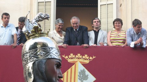 Paulí Mojedano, Francesc Teixidó, Joan Antoni Baron, Sergi Penedès, Quitèria Guirao i Joan Mora, i en Robafaves en primer terme, a La Crida. Les Santes. Mataró. 25 de juliol de 2008