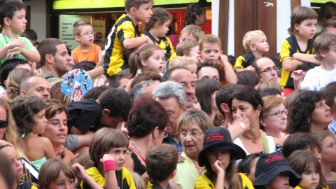 Públic amb les samarretes de Les Santes, a La Crida. Les Santes. Mataró. 25 de juliol de 2008