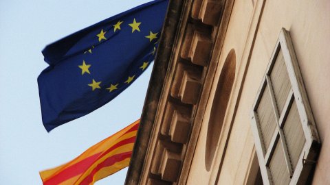 Europa i Catalunya unides, caprici ventós de les banderes de l'Ajuntament de Mataró. Les Santes. Mataró. 26 de juliol de 2008 