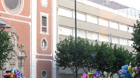 Plaça Santa Anna de Mataró el dia de Santa Anna, amb la senyera presidint l'espai públic. Les Santes. Mataró. 26 de juliol de 2008