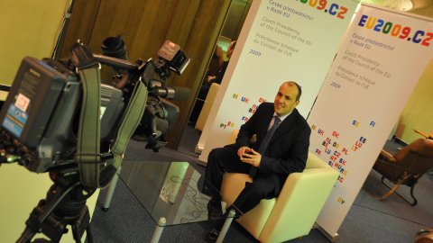 Rafa Lara, de Televisió Espanyola, abans de la roda de premsa sobre Cinc Anys d'una UE Ampliada. Palau de Congressos. Praga. 2 de març de 2009