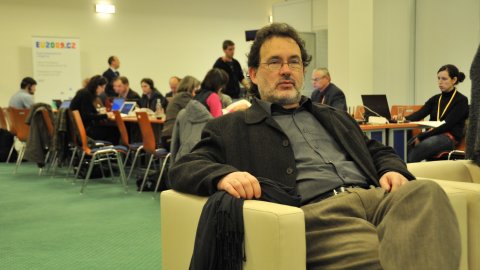Joan Ventura, d'El Punt, a la sala de premsa durant la conferència sobre Cinc Anys d'una UE Ampliada. Palau de Congressos. Praga. 2 de març de 2009
