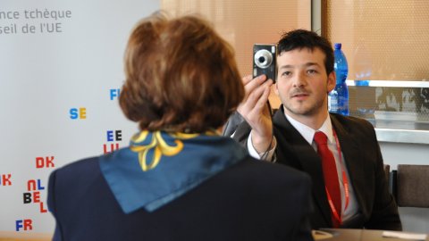 Deli Serrano, traductora, s'acredita per accedir a la roda de premsa sobre Cinc Anys d'una UE Ampliada. Palau de Congressos. Praga. 2 de març de 2009