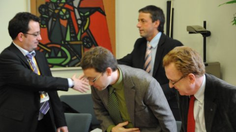 Reunió de periodistes catalans amb Pavel Bem, alcalde de Praga. Santi Gonzàlez, de l'Avui, saluda l'alcalde en presència de Manel Camós i Albert Royo, de la Representació de la Comissió Europea a Barcelona. Ajuntament de Praga. 2 de març de 2009