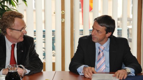 Manel Camós presenta la reunió de periodistes catalans amb Pavel Bem, alcalde de Praga. Ajuntament de Praga. 2 de març de 2009