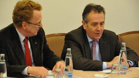 Manel Camós i Arturo Laclaustra Beltrán, ambaixador espanyol a la República Txeca. Praga. 2 de març de 2009