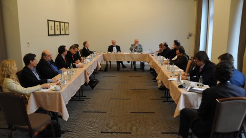 Reunió de periodistes catalans amb Oldrich Petrzilka, director de la Czech Gas Unionm i Vratislav Ludvik, exministre d'Energia de Txèquia. Hotel Jalta. Praga. 3 de març de 2009