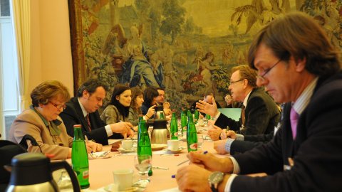 Tomás Pojar, viceministre d'Afers Exteriors. Reunió de periodistes catalans al Ministeri d'Afers Exteriors de Txèquia, al Palau Czernin. En primer terme, José Iglesias, de Diario de Mallorca. 3 de març de 2009