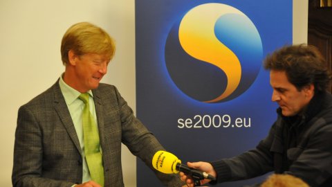Trobada amb Andreas Carlgren, ministre de Medi Ambient de Suècia. Agustí Esteve col·loca el micro de Catalunya Ràdio. Estocolm. 5-6 d'octubre de 2009