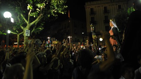 Les Santes. Desvetllament bellugós. Nit Boja. Mataró. 25 de juliol de 2010