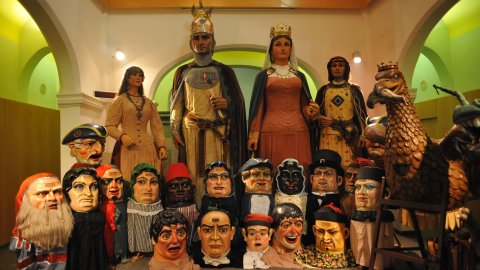 Les Santes. Desvetllament bellugós. Nit Boja. Figueres a l'Ajuntament. Mataró. 26 de juliol de 2010