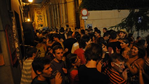 Les Santes. Desvetllament bellugós. Nit Boja. Atzucac. Mataró. 26 de juliol de 2010