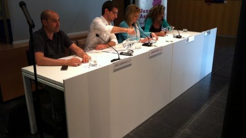 Xerrada La Comunicació associativa i els mitjans de comunicació, amb la participació de Sílvia Cóppulo, periodista i presentadora del programa El suplement de Catalunya Ràdio; Carles Prats, conductor del Telenotícies Migdia de TV3 i excorresponsal a Brussel·les i París; i Saül Gordillo, cap de continguts digitals d’El Periódico. Biblioteca Antoni Comas. Mataró. 26 de juny de 2013