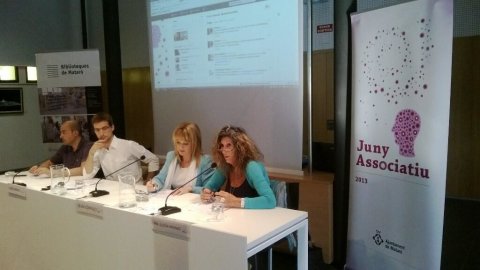 Xerrada La Comunicació associativa i els mitjans de comunicació, amb la participació de Sílvia Cóppulo, periodista i presentadora del programa El suplement de Catalunya Ràdio; Carles Prats, conductor del Telenotícies Migdia de TV3 i excorresponsal a Brussel·les i París; i Saül Gordillo, cap de continguts digitals d’El Periódico. Biblioteca Antoni Comas. Mataró. 26 de juny de 2013