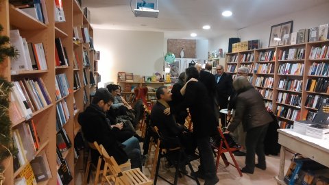 Presentació del llibre d'Antoni Soy 'Sortir de l'euro per sortir de la crisi?' a la llibreria Dòria de Mataró amb Antoni Soy, catedràtic d'Economia Aplicada de la UB; l'economista i exalcalde de Mataró Manuel Mas; i Saül Gordillo. Mataró. 3 de desembre de 2013