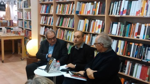 Presentació del llibre d'Antoni Soy 'Sortir de l'euro per sortir de la crisi?' a la llibreria Dòria de Mataró amb Antoni Soy, catedràtic d'Economia Aplicada de la UB; l'economista i exalcalde de Mataró Manuel Mas; i Saül Gordillo. Mataró. 3 de desembre de 2013