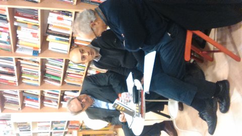 Presentació del llibre d'Antoni Soy 'Sortir de l'euro per sortir de la crisi?' a la llibreria Dòria de Mataró amb Antoni Soy, catedràtic d'Economia Aplicada de la UB; l'economista i exalcalde de Mataró Manuel Mas; i Saül Gordillo. Mataró. 3 de desembre de 2013