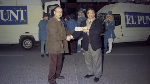 Manuel Cuyàs i Remigi Herrero, abans de la cavalcada de Reis de Mataró de 1995, on es van entregar exemplars d'El Punt del Maresme. Mataró. 