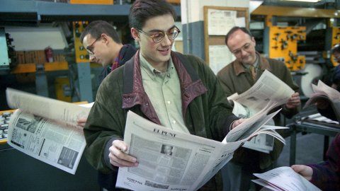 Eduard López, Saül Gordillo i Manuel Cuyàs, d'esquerra a dreta, amb els primers exemplars d'El Punt del Maresme, a la rotativa Rotimprès. Vilablareix. Gener del 1995 