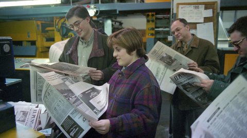 Saül Gordillo, Iolanda Màrmol, Manuel Cuyàs i Albert Calls, d'esquerra a dreta, amb els primers exemplars d'El Punt del Maresme, a la rotativa Rotimprès. Vilablareix. Gener del 1995 