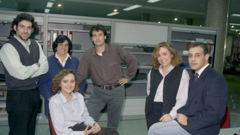 Jordi Arnó, Maite Vilarrupla, Cristina Taulats, Enric Gamell, Eva Colomer i Joan Puget, d'esquerra a dreta, membres de l'equip comercial d'El Punt del Maresme, a la redacció del camí de la Geganta. Mataró. 