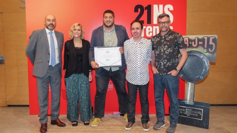 El director de Catalunya Ràdio, Saül Gordillo, i el cap de Continguts, Santi Faro, amb l'equip de La Mira (Francesc Canosa, Magda Gregori i Joan Camp), després de rebre la Menció de Qualitat pel podcast 'Catalunya, any zero. Escoltar el virus' als Premis Ràdio Associació 2021. Auditori ONCE. Barcelona. 10 de juny de 2021