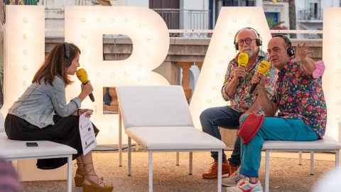 Programa especial d'El matí de Catalunya Ràdio, amb Laura Rosel, i l'Apocalipsi del matí de Catalunya Ràdio, amb Elisenda Carod, Elisenda Pineda i Charlie Pee, des de l'edifici Miramar de Sitges amb motiu de la inauguració de l'exposició dels 40 anys de la companyia teatral La Cubana. Sitges. 17 de juny de 2021