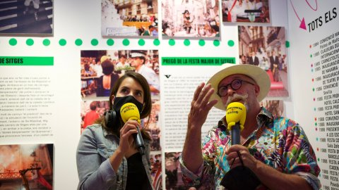 Programa especial d'El matí de Catalunya Ràdio, amb Laura Rosel, i l'Apocalipsi del matí de Catalunya Ràdio, amb Elisenda Carod, Elisenda Pineda i Charlie Pee, des de l'edifici Miramar de Sitges amb motiu de la inauguració de l'exposició dels 40 anys de la companyia teatral La Cubana. Sitges. 17 de juny de 2021